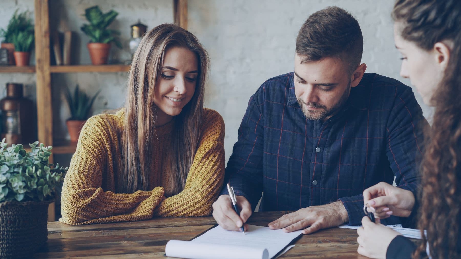 De jeunes professionnels finalisent ensemble les documents d’un contrat